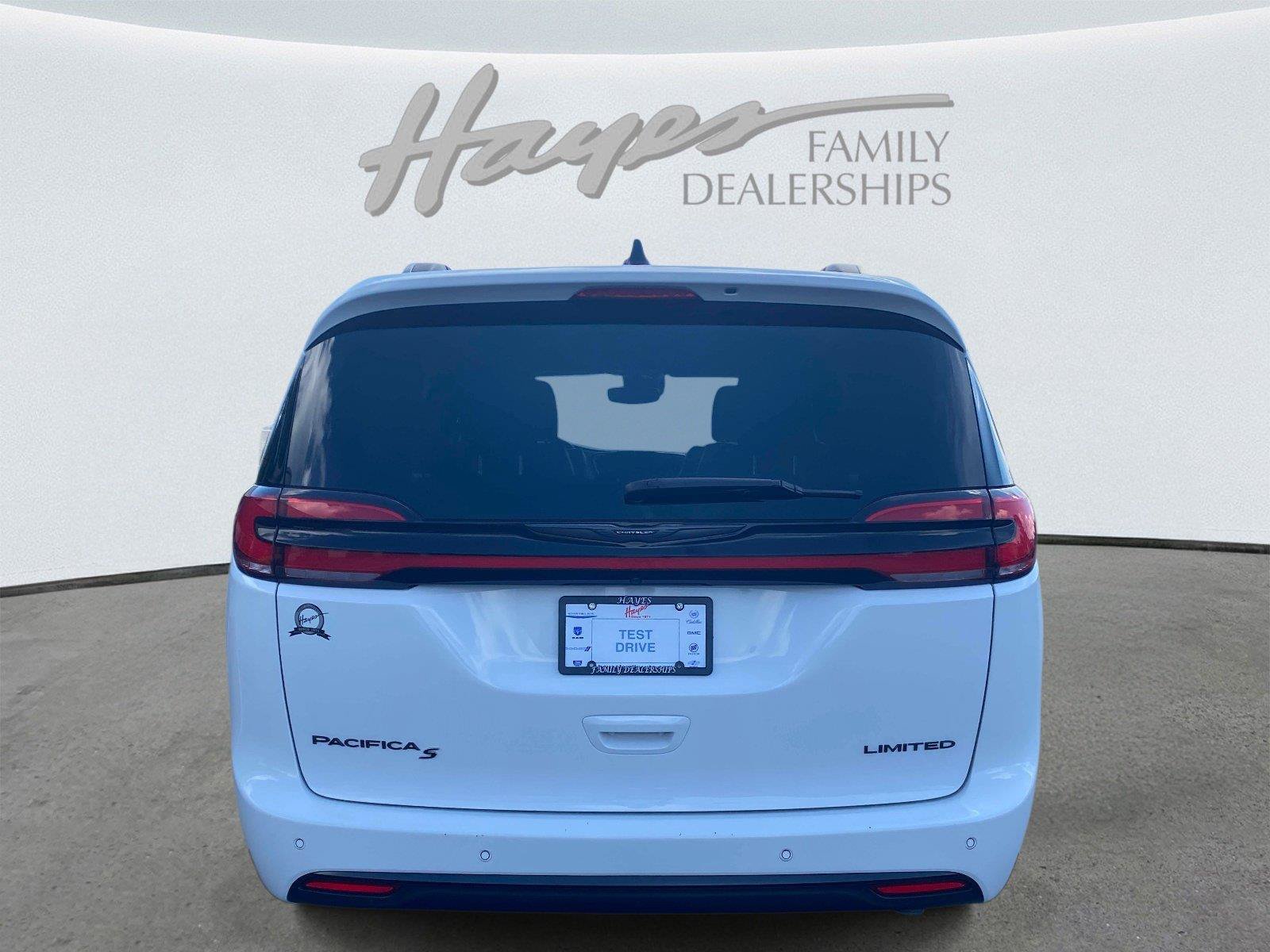 Used 2025 Chrysler Pacifica Limited FWD image 4