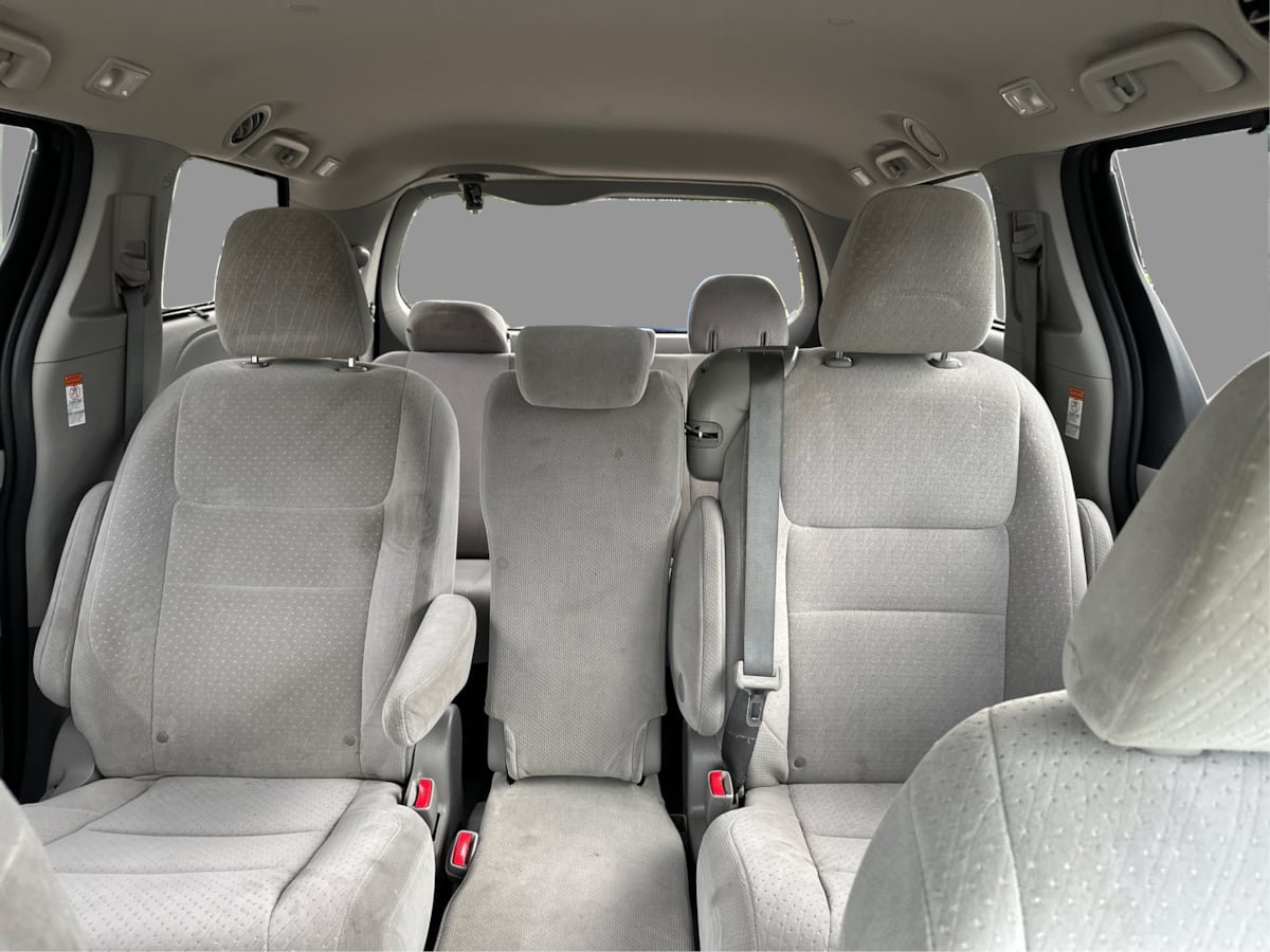 Used 2020 Toyota Sienna LE w/ LE Preferred Package FWD image 23