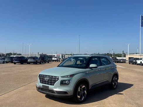 Used 2025 Hyundai Venue SEL FWD image 8