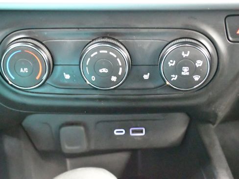 Used 2025 Chevrolet Trax RS w/ Driver Confidence Package FWD image 30