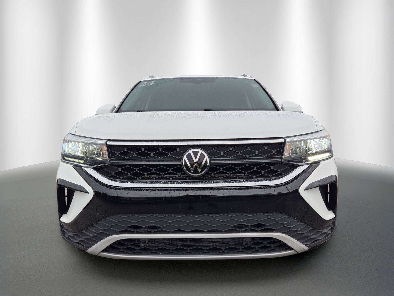 Used 2024 Volkswagen Taos SE FWD image 2