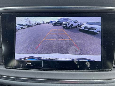 Used 2023 Buick Enclave Essence image 9