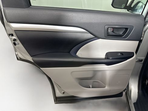 Used 2019 Toyota Highlander Plus AWD/4WD image 25