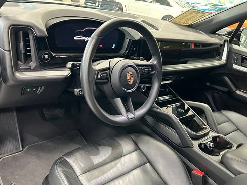 Used 2025 Porsche Cayenne AWD/4WD image 26