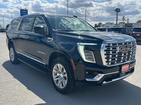 Used 2025 GMC Yukon XL Denali AWD/4WD image 4