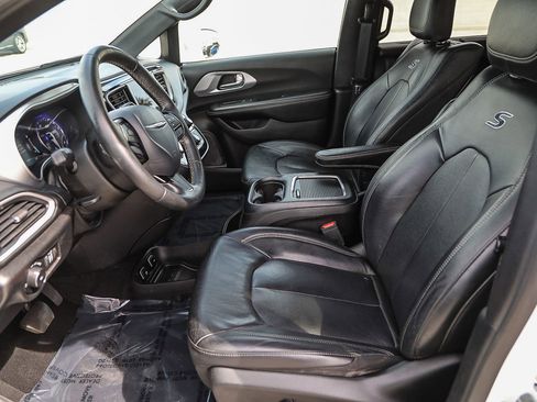 Used 2020 Chrysler Pacifica Touring-L Plus w/ S Appearance Package FWD image 17