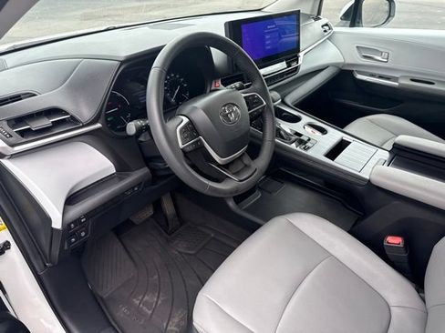 Used 2025 Toyota Sienna XLE FWD image 22