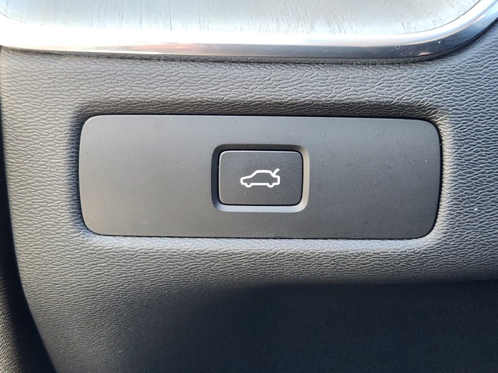 Used 2025 Volvo XC60 B5 Plus AWD/4WD image 12