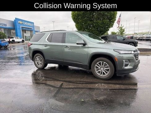 Used 2023 Chevrolet Traverse LT FWD image 2