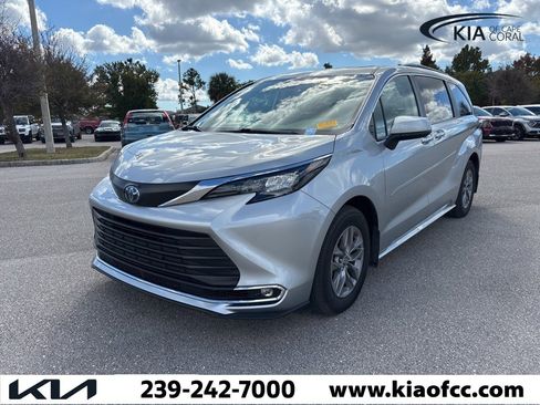 Used 2024 Toyota Sienna XLE image 2