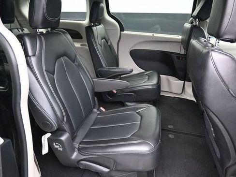 Used 2024 Chrysler Pacifica Touring-L FWD image 18