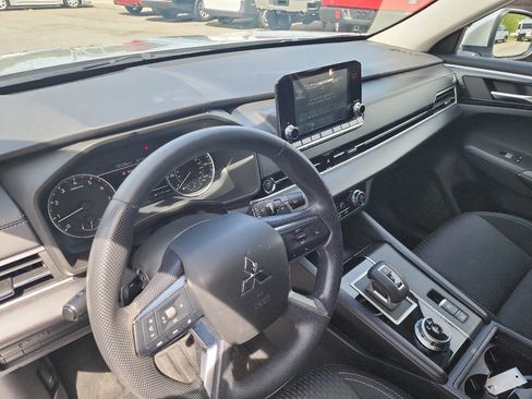 Used 2022 Mitsubishi Outlander ES image 13