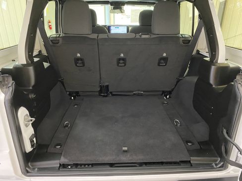 Used 2025 Jeep Wrangler Sahara image 29