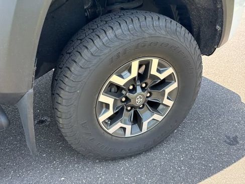 Used 2019 Toyota Tacoma TRD Off-Road w/ TRD Premium Off Road Package AWD/4WD image 11