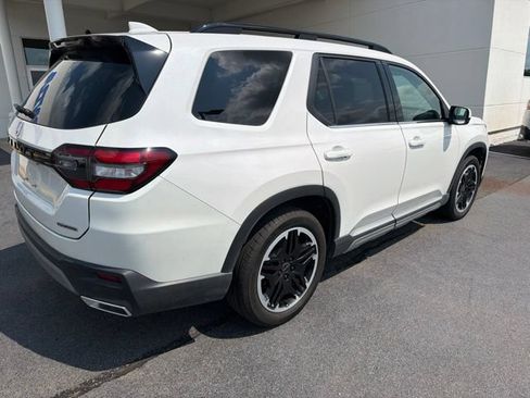 Used 2025 Honda Pilot Touring image 4