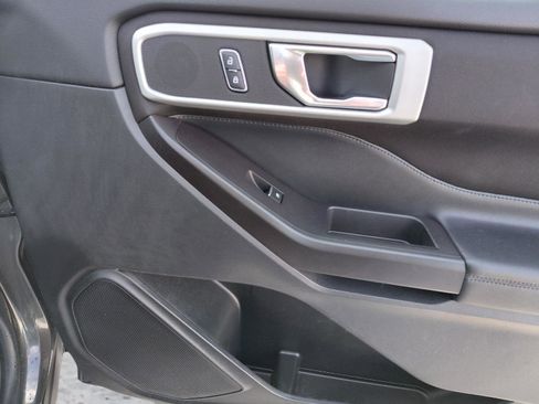 Used 2020 Ford Explorer XLT image 14