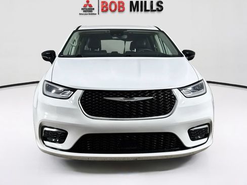 Used 2024 Chrysler Pacifica Touring-L FWD image 2