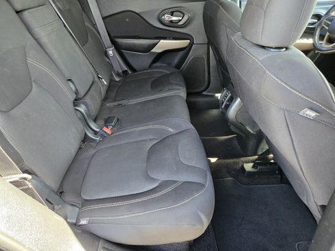 Used 2017 Jeep Cherokee Latitude FWD image 11