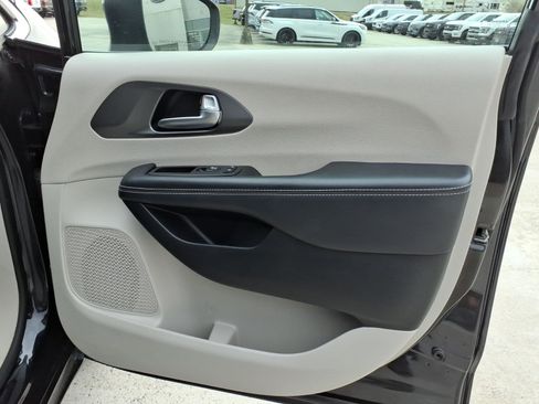 Used 2023 Chrysler Pacifica Touring-L image 7