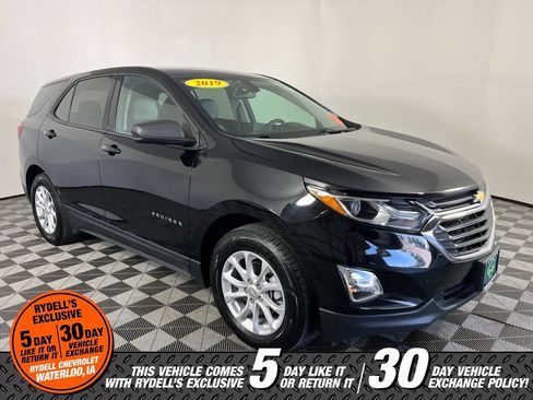 Used 2019 Chevrolet Equinox LS w/ LS Convenience Package FWD image 2
