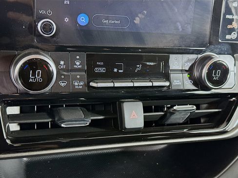 Used 2025 Toyota Highlander LE image 24