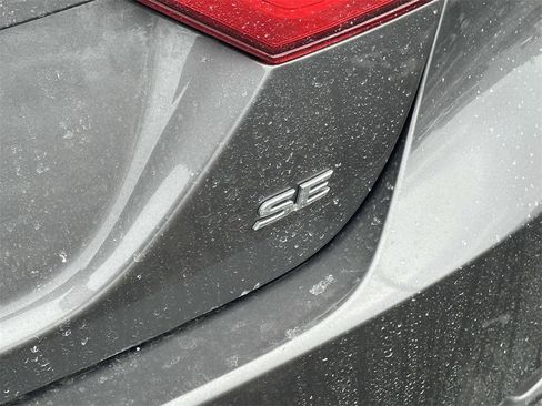 Used 2020 Toyota Camry SE image 9