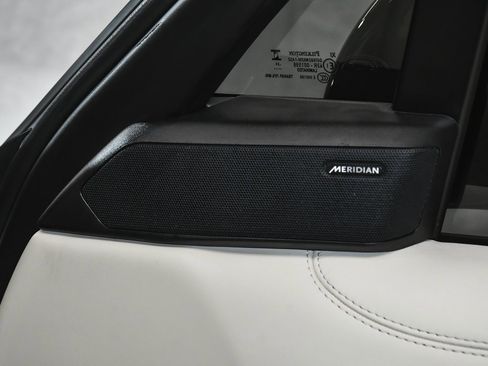 Used 2025 Land Rover Range Rover SE image 25