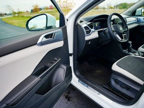 Used 2025 Volkswagen Taos SE w/ Panoramic Sunroof Package image 6