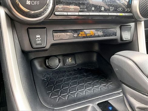 Used 2025 Toyota RAV4 XLE AWD/4WD image 27