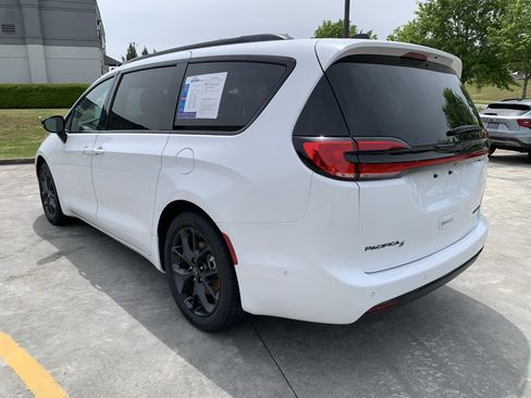 Used 2025 Chrysler Pacifica Limited FWD image 5
