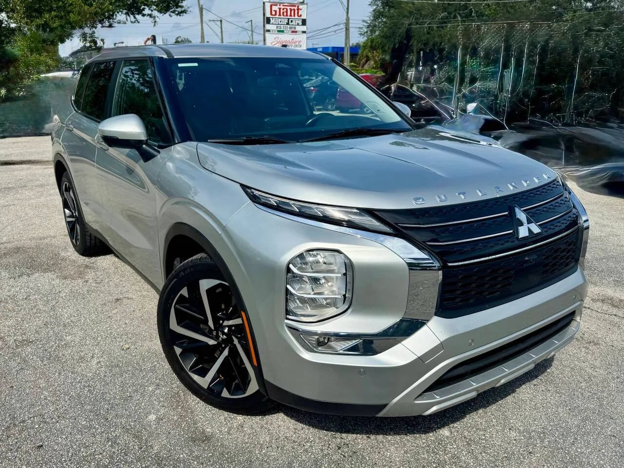 Used 2024 Mitsubishi Outlander SE FWD image 2
