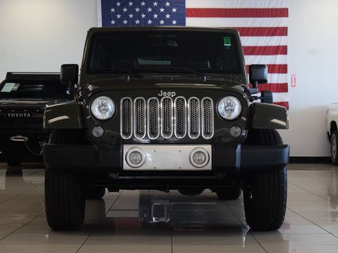 Used 2015 Jeep Wrangler Unlimited Sahara w/ Dual Top Group AWD/4WD image 2