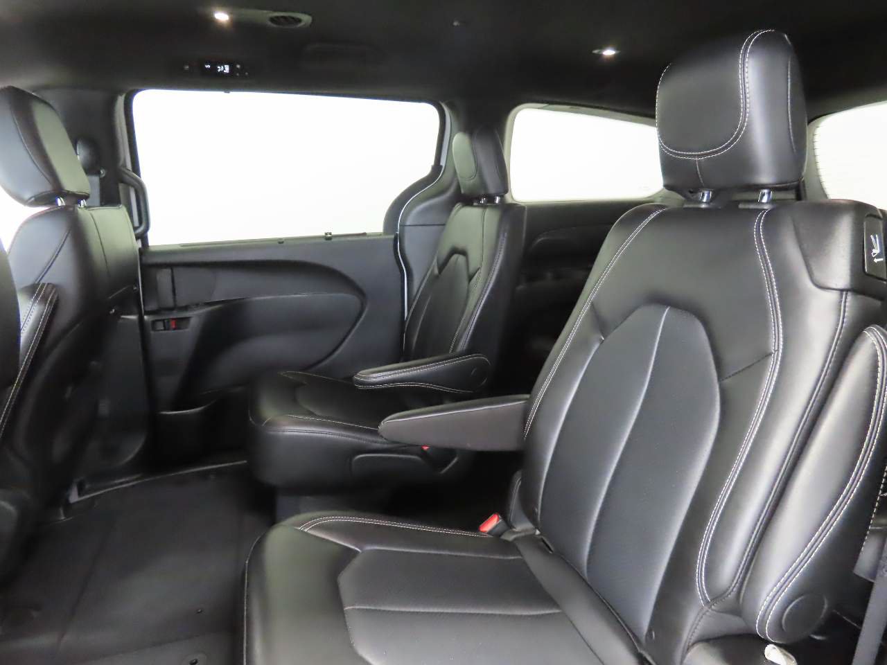 Used 2025 Chrysler Pacifica Select FWD image 15