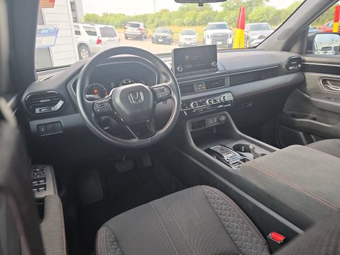 Used 2025 Honda Pilot Sport image 13