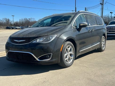 Used 2017 Chrysler Pacifica Limited w/ Advanced Safetytec Group image 2