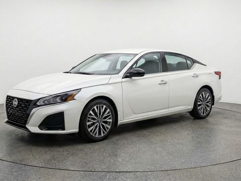 Used 2025 Nissan Altima 2.5 SV FWD image 3