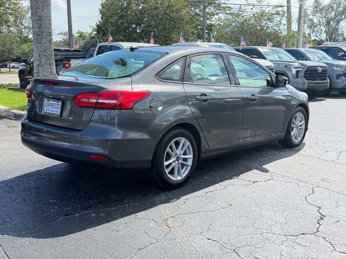 Used 2017 Ford Focus SE FWD image 5