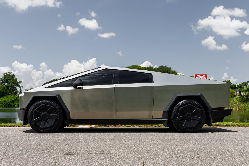 Used 2024 Tesla Cybertruck AWD Crew Cab image 6