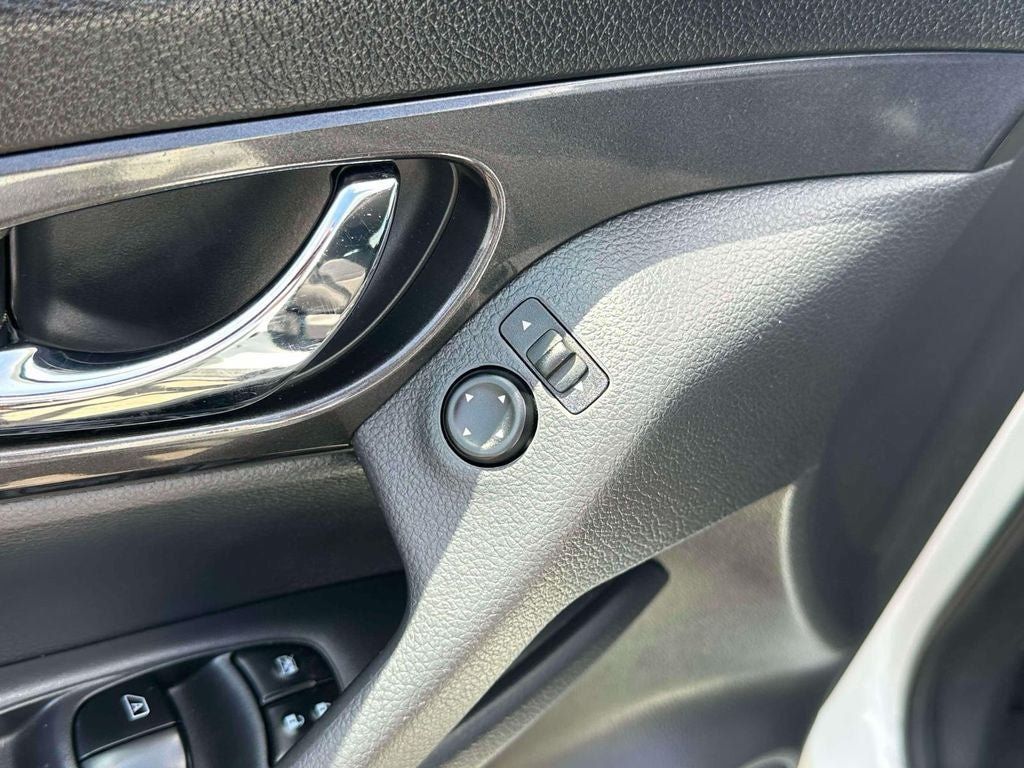 Used 2018 Nissan Rogue SV AWD/4WD image 17