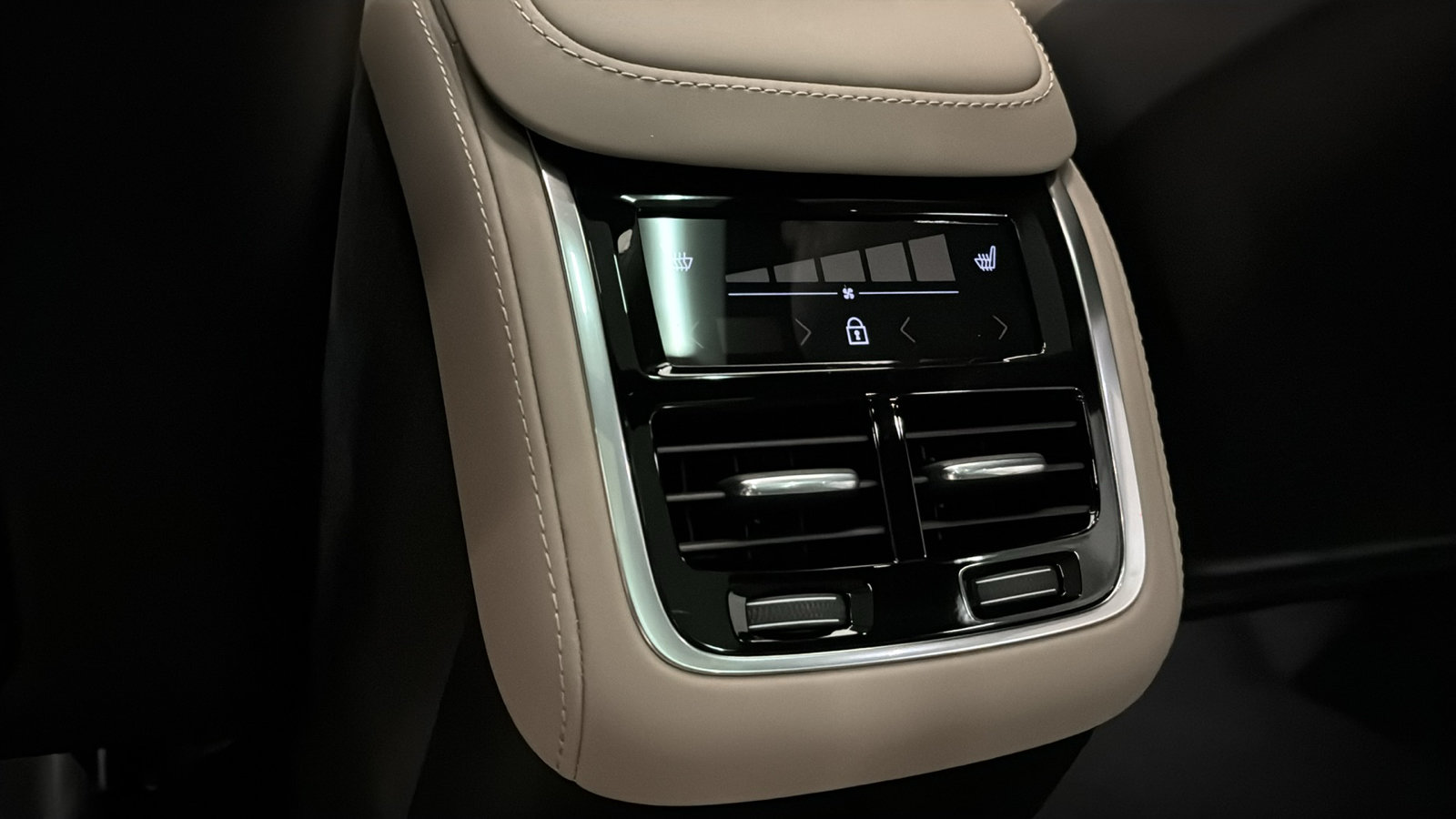 New 2026 Volvo XC90 T8 Plus w/ Protection Package Premier AWD/4WD image 28
