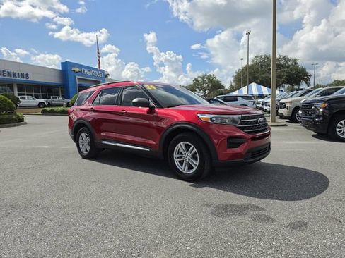 Used 2024 Ford Explorer XLT RWD image 2