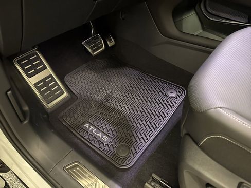 New 2026 Volkswagen Atlas Cross Sport SEL R-Line image 17