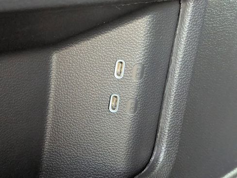 Used 2025 Volkswagen Atlas Peak Edition SE image 31