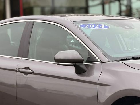 Used 2024 Toyota Camry SE FWD image 4