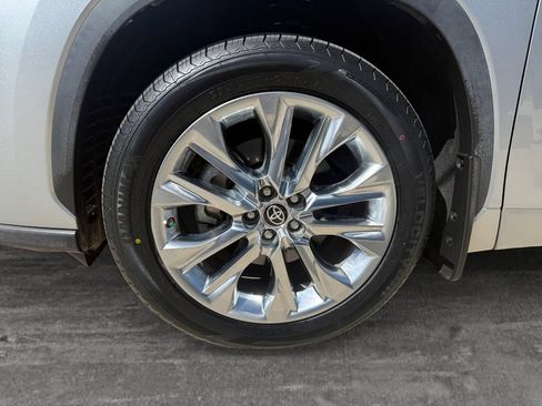 Used 2024 Toyota Highlander Limited FWD image 9