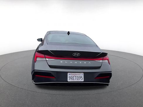 Used 2025 Hyundai Elantra SEL image 12
