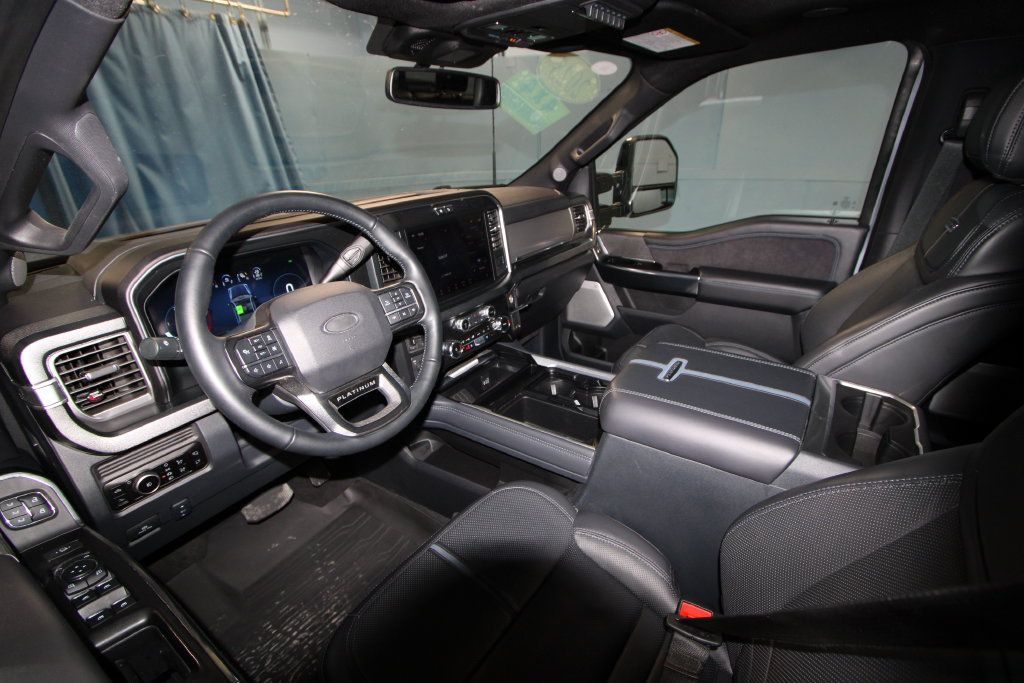 Used 2025 Ford F350 Platinum AWD/4WD image 2