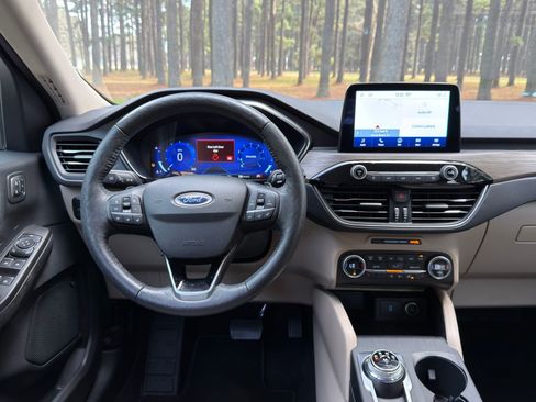 Used 2020 Ford Escape Titanium image 3