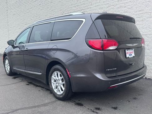 Used 2020 Chrysler Pacifica Touring-L image 7