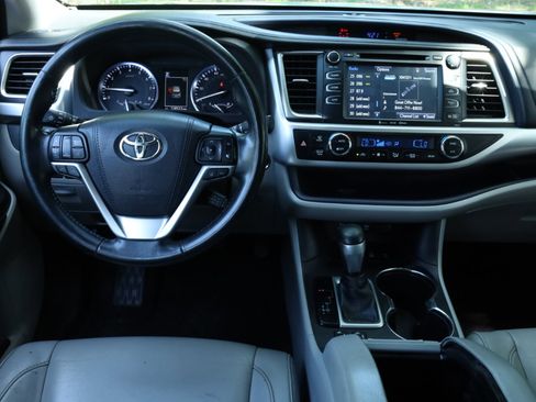 Used 2017 Toyota Highlander XLE image 15